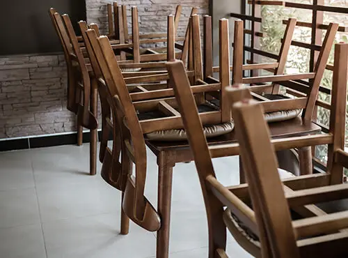 En restaurant uden støjværn: Stolene er sat op på bordene og gæsterne bliver væk.