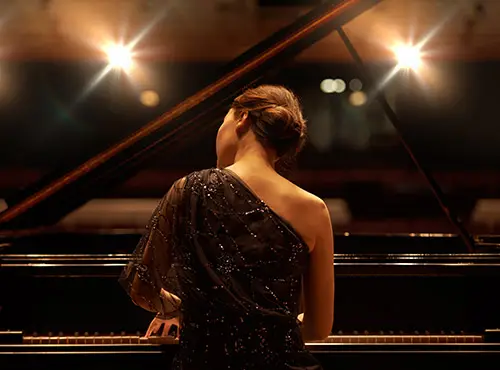 Støjværn i koncertsalen forbedrer akustikken - en pianist ved sin store optræden