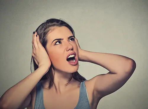 Uden støjisolering: En kvinde er irriteret iver larmen fra hjemmebiografen hos naboerne.