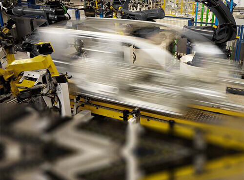 Højlydte maskiner i bilindustrien Et industrianlæg i bilindustrien genererer støj.
