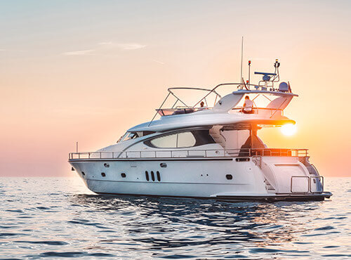 Støjværn til både og yachts En båd ligger stille i vandet: I skibsindustrien er lydisolering vigtigt for at undgå støj på både eller yachts.
