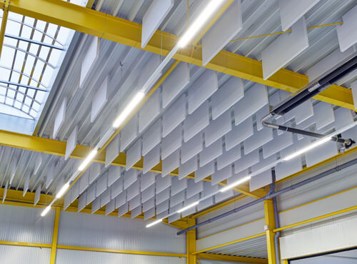 Akustiske bafler i industrihallen Akustiske bafler/loft med bafler i en industrihal