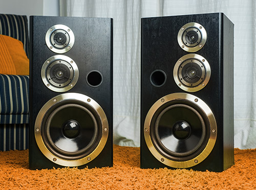 Isolering af en subwoofer Bashøjttalere og subwoofers genererer stærke vibrationer og skal derfor isoleres tilstrækkeligt.