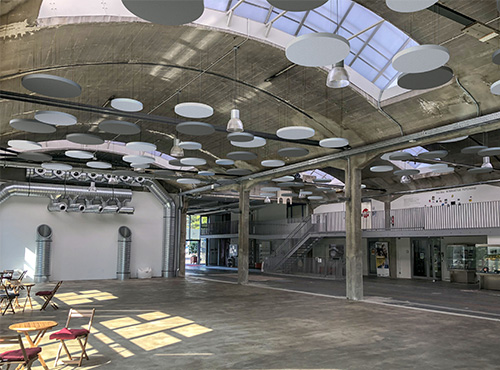 Støjværn i messehallen Lydabsorbere på loftet i messehallen eller udstillingshallen giver mindre støj og en god akustik.