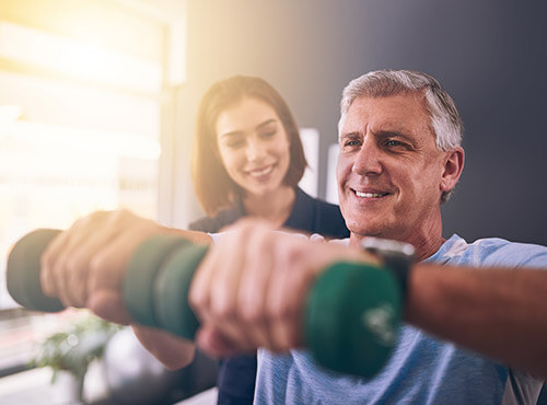 Støjværn fremmer motivationen og sundheden Støjværn i praksisser optimerer akustikken og en mand kan træne motiveret.
