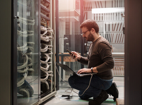 Lydisolering i serverrum En medarbejder kontrollerer teknikken i det lydisolerede serverrum.