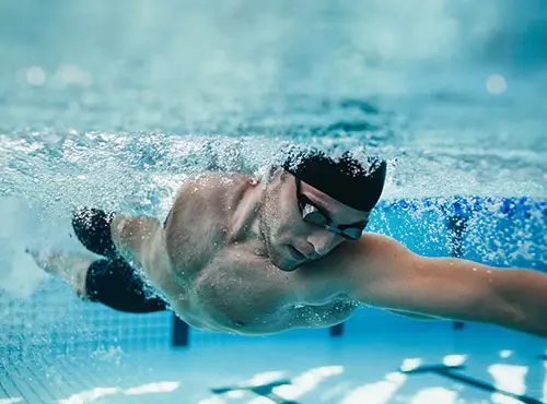 Støjværn i svømmebadet forbedrer rumakustikken for sportsudøvere og besøgende.