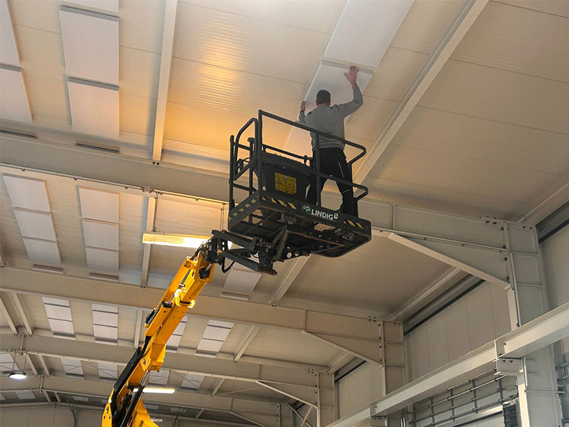 aixFOAM lydabsorbenter i en industrihal