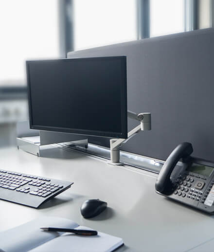 Table divider for more peace and quiet at the desk