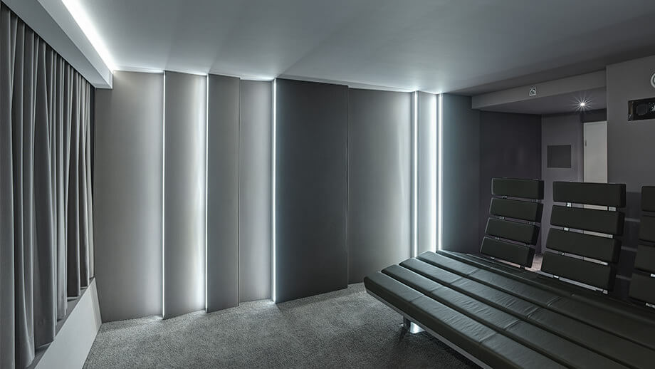 Home cinema soundproofing with FLAT and acoustic fabric (SOFTTOUCH) as cladding