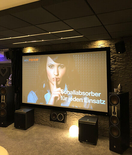 Square sound absorbers SMOOD on the ceiling of a home cinema