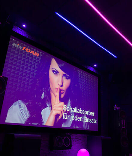 Square sound absorbers SMOOD on the ceiling of a home cinema