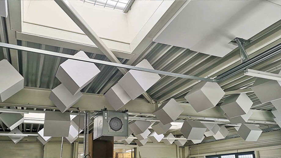 CUBIX lydabsorberende kuber i en industrihal
