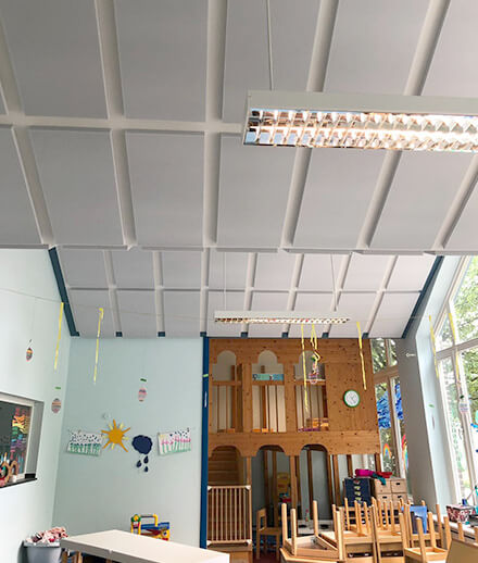 Sound absorber FLAT Plus on the ceiling of a kindergarten