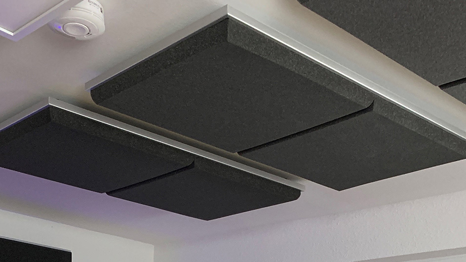 SMOOD square sound absorbers in a hanging cassette improve the acoustics in a recording studio.