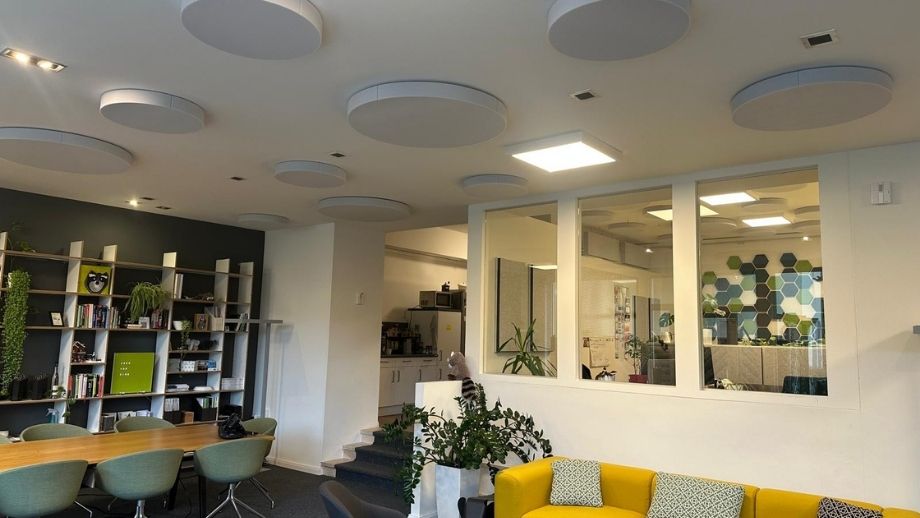 aixFOAM loftabsorbent STICKY Drop på et kontor