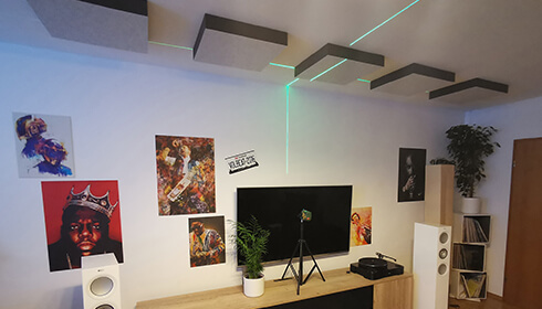 Selvklæbende (STICKY) akustikabsorbenter på loftet i et hi-fi-studie