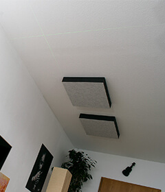 Selvklæbende (STICKY) lydabsorbenter på loftet i hifi-studiet